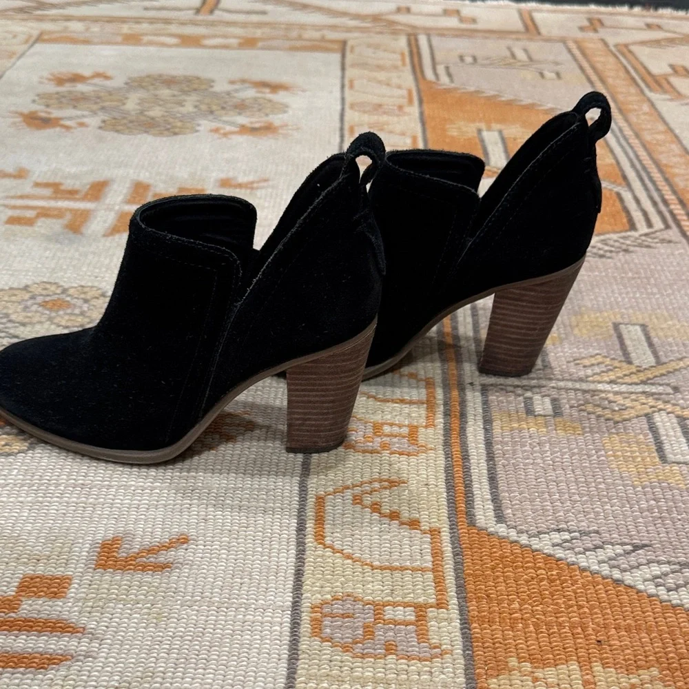 Elegant Black Vince Camuto Suede Ankle Boots - Picture 3 of 5